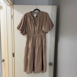 NWT Harlow & Rose women’s Tan midi dress. Size Large